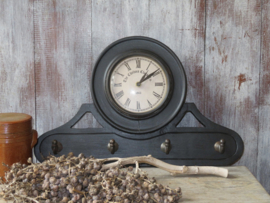 VERKOCHT Oude brocante houten klok met kapstokhaken - The Chelsea Clock Co. 1863
