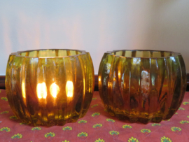Stel vintage amberkleurige glazen windlichten waxinelichthouders