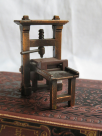 VERKOCHT Miniatuur bronsmetalen werkbank (puntenslijper)
