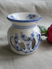 VERKOCHT Wit en blauwe oosterse aardewerk oliebrander wierookbrander
