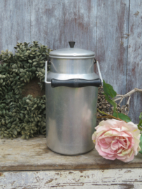 VERKOCHT Oude brocante aluminium melkbus - inh. 3 liter