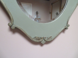 VERKOCHT Antieke ovale spiegel in houten lijst  - 56 x 48 cm