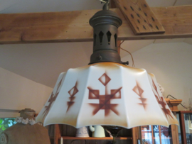 VERKOCHT Art Deco metalen hanglamp met opaline glazen kap