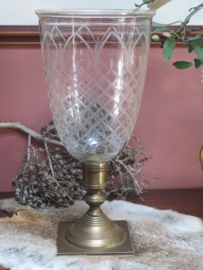 VERKOCHT Vintage gegraveerd glazen windlicht kandelaar op bronzen voet - 39 cm