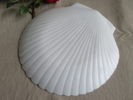 VERKOCHT Vintage witte porseleinen visschaal in de vorm van een schelp, 28 x 28 cm