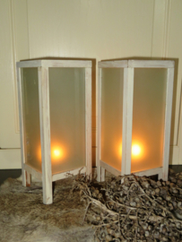 Vintage glazen windlicht in houten frame (prijs per stuk)
