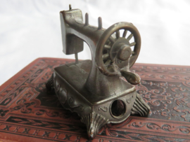 VERKOCHT Miniatuur bronsmetalen naaimachine (puntenslijper)