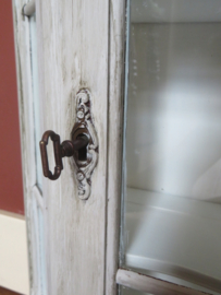 VERKOCHT Oud hang vitrinekastje zandkleur notenhout
