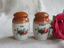 VERKOCHT Vintage aardewerk peper en zoutstel (salt and pepper)