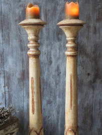 VERKOCHT Brocante hoge houten kandelaar - 102 cm - (prijs per stuk)