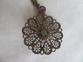 Vintage lange halsketting met ajour hanger en paarse stenen