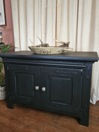 Brocante zwarte kast met uitschuifbaar plateau