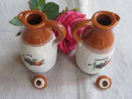 VERKOCHT Vintage aardewerk olie en azijnstel (oil and vinegar)