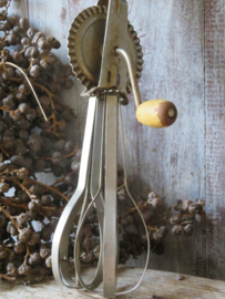 VERKOCHT Oude handmixer