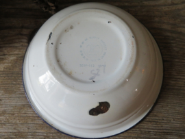 VERKOCHT Oude witte emaille schaal met blauwe rand