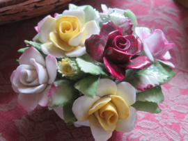 VERKOCHT Miniatuur porseleinen rozenboeket Royal Doulton