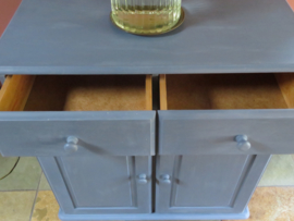 VERKOCHT Brocante lavendelblauw grenen kastje