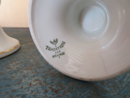 VERKOCHT Franse porseleinen koffiebeker op voet met rozendecor - gemerkt Tradition