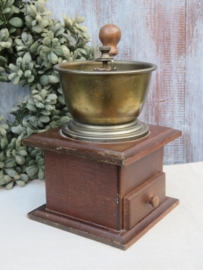 Oude houten koffiemolen