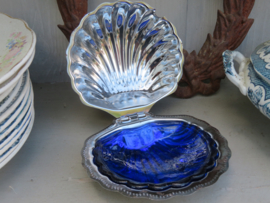 VERKOCHT Metalen botervloot kaviaarschelp met blauw ingelegd glas