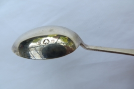 VERKOCHT Zilveren theelepeltje met wapen van Veenendaal