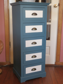 VERKOCHT Brocante hoge smalle ladekast blauw wit