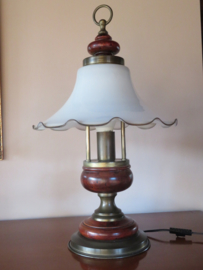 VERKOCHT Tafellamp met melkglazen kap, messing en hout, 60cm hoog