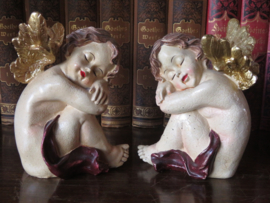 VERKOCHT Brocante slapende engeltjes hars - set van 2