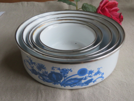 Oude witte emaille nestschalen uit de DDR- set van 5