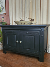 Brocante zwarte kast met uitschuifbaar plateau