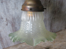 VERKOCHT Oude Franse koperen wandlamp, melkglazen kap met groene rand