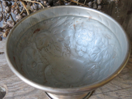 VERKOCHT Brocante zilverkleurige pot op voet met druivendecor