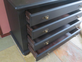 VERKOCHT Brocante zwarte houten ladekast met 4 laden