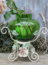 Brocante groene glazen vaas in Franse metalen standaard
