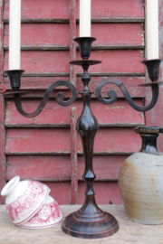VERKOCHT Brocante metalen 3-armige kandelaar, 40 cm hoog