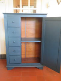 VERKOCHT Brocante blauwe houten spekkast meidenkast