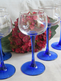 Vintage Luminarc wijnglazen op hoge blauwe voet - set van 6 stuks