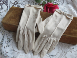 VERKOCHT Oude witte handschoenen