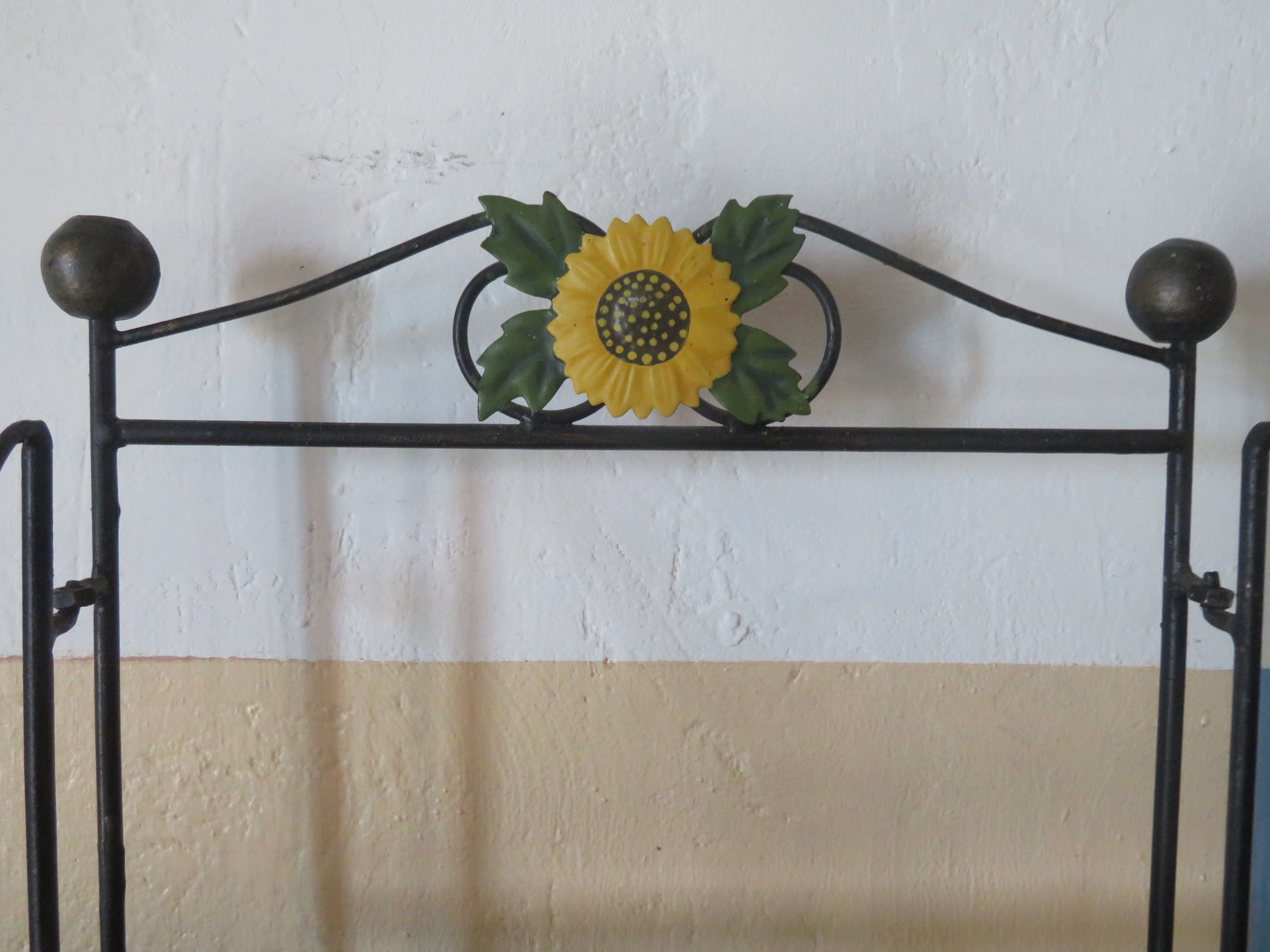 Brocante Frans metalen keukenrek wandrek met rotan