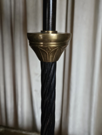 Vintage vloerlamp op getorste metalen voet met leren kap