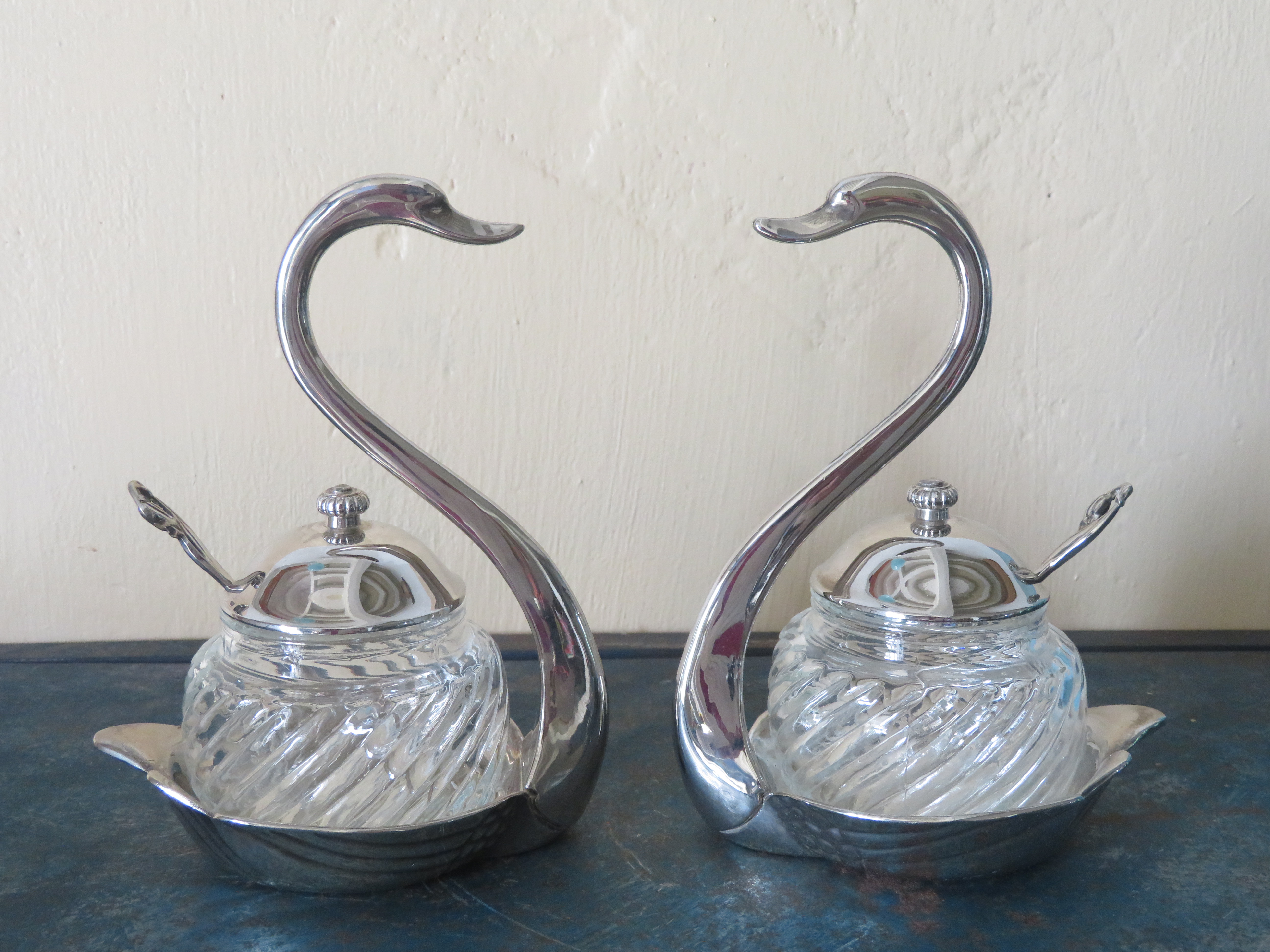 VERKOCHT Vintage glazen confiture pot in verzilverde zwaan houder (prijs per stuk)