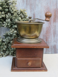 Oude houten koffiemolen