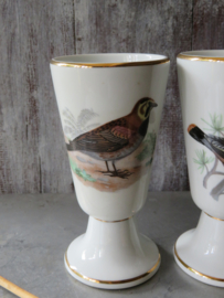 VERKOCHT Franse porseleinen koffiebekers op voet met vogeldecor - set van 3 stuks