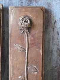 VERKOCHT Brocante stenen wandornament wanddecoratie met bloemen - set van 2