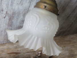 VERKOCHT Oude Franse koperen wandlamp met witte melkglazen kap
