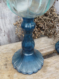 VERKOCHT Stel brocante blauwe glazen windlichten tulpmodel - 35 cm hoog