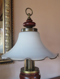 VERKOCHT Tafellamp met melkglazen kap, messing en hout, 60cm hoog