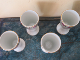 VERKOCHT Franse porseleinen koffiebeker op voet met rozendecor - gemerkt Tradition