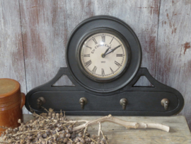 VERKOCHT Oude brocante houten klok met kapstokhaken - The Chelsea Clock Co. 1863