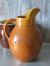 VERKOCHT Oude Franse aardewerk waterkan, oranjebruin, 37 cm